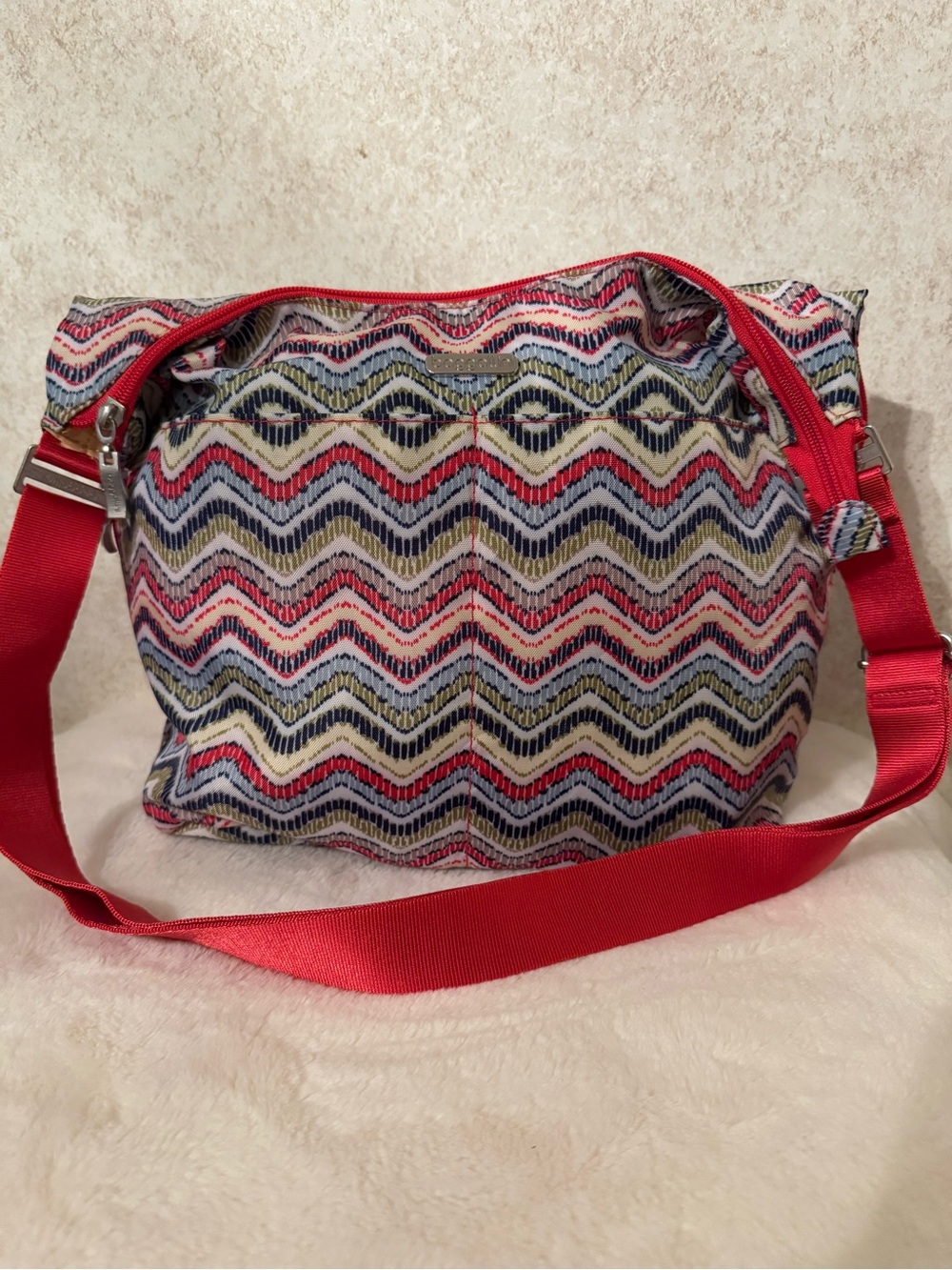 Baggallini Helsinki Womens Chevron Pattern Crossbody Bag NWOT